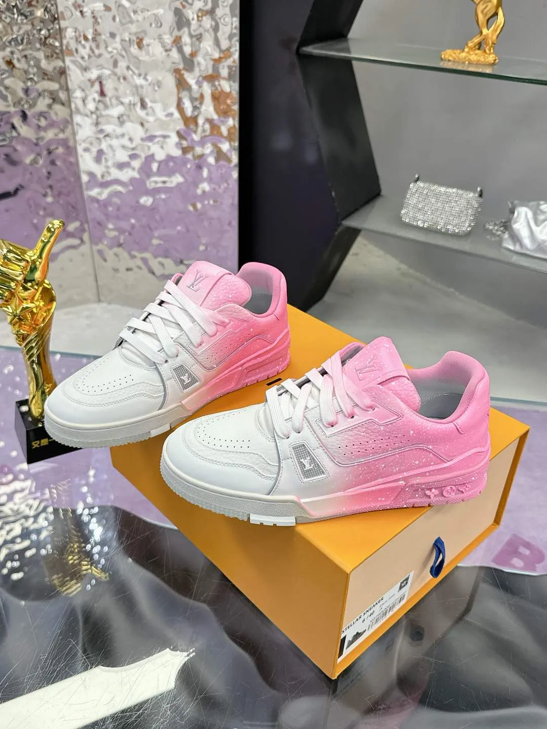 Men's men's shoes💰840❤️❤️❤️ (craft style, hand-rubbed, distressed, solid color, couple style) Original development, quality shipment, welcome to compare ❥❥❥❥❥❥LV sneaker series LV Trainer Maxi sneakers introduce the loose silhouette of the ready-to-wear series into the LV Trainer sneaker design written by Virgil Abloh, making an eye-catching appearance at the 2023 spring and summer men's wear show. The cow leather upper is combined with rough fabric laces, and colorful beading highlights the brand's classic elements. LV letters mark the tongue and Monogram floral outsole. Mixed materials Made of first-layer cowhide, wrapped in imported custom-printed denim, thick shoelace design, large Monogram print on the side, "lv 54" badges on the tongue and heel, rubber outsole decorated with Monogram flowers, mesh lining and cotton feet, the comfort is as extreme as ever, premium heritage, quality first, worth owning! Size: 35-40 for women, 39-44 for men (45 and 46 are custom-made and non-returnable) ♡Full set of packaging with original gift box